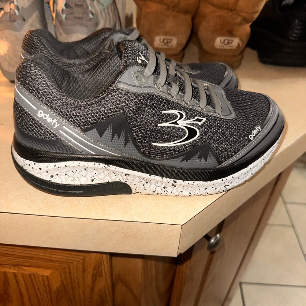 GRAVITY DEFYER SIZE 8